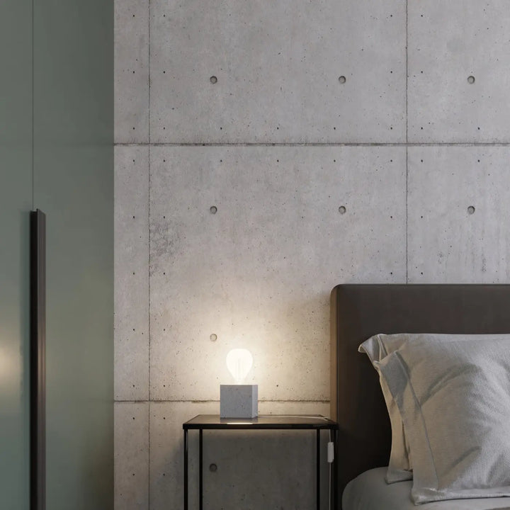 Luminaire plafond ariz en béton style loft avec lampe cube blanc minimaliste sur table de nuit en métal noir