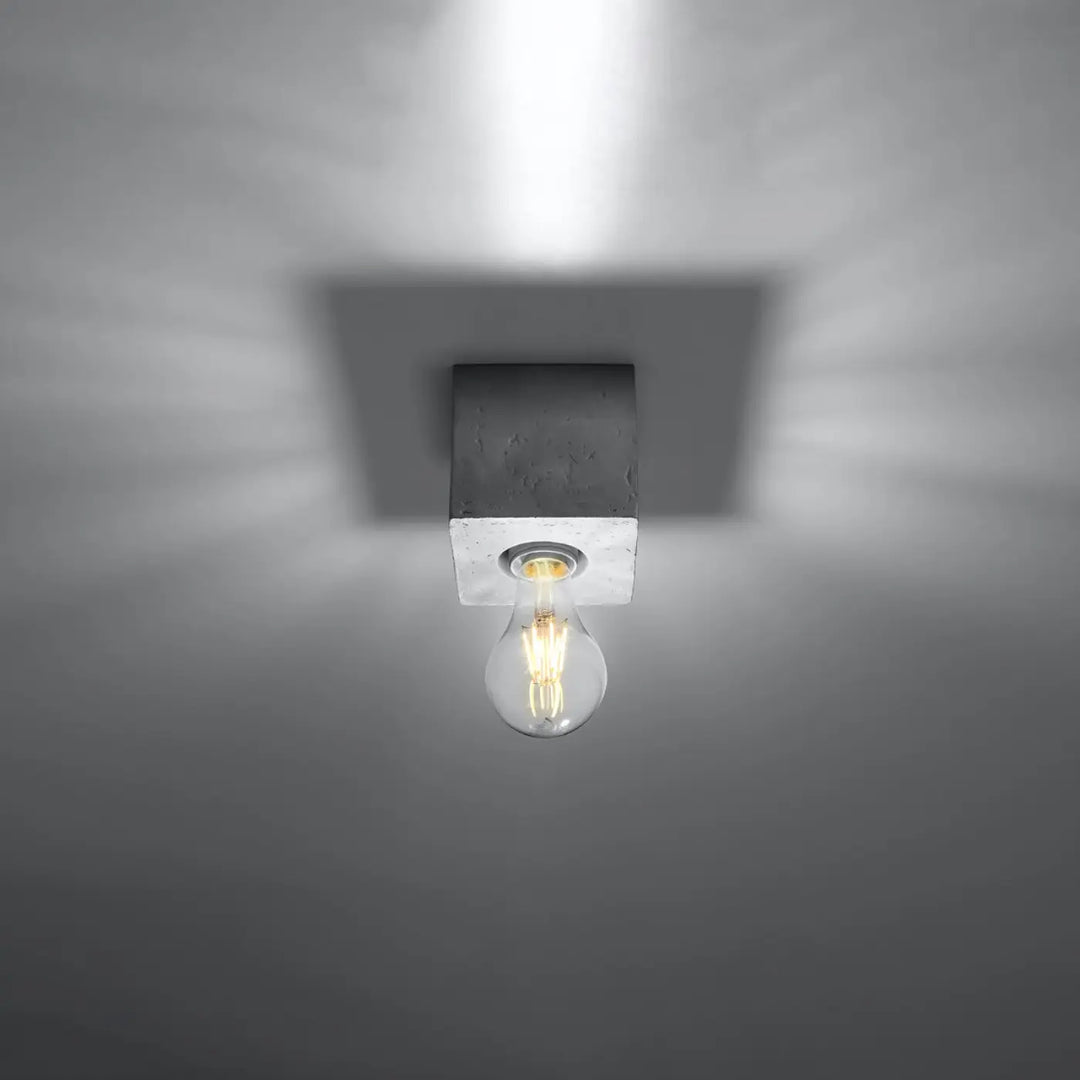 Luminaire plafonnier ariz en béton carré avec ampoule filament visible s’intégrera parfaitement dans un style loft