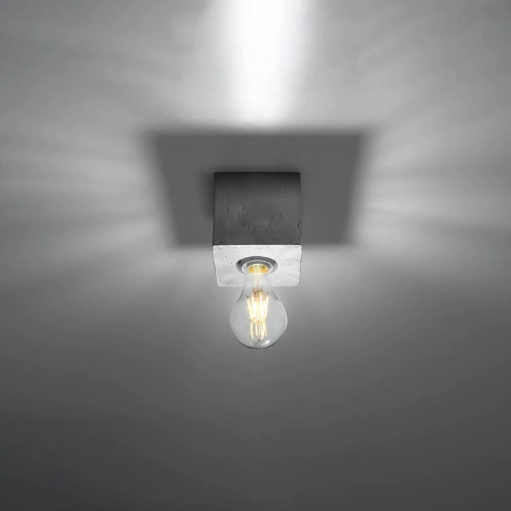 Luminaire plafonnier ariz en béton carré avec ampoule filament visible s’intégrera parfaitement dans un style loft