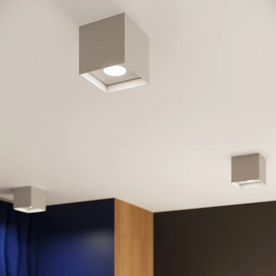 Luminaire plafonnier hati gris avec lampe encastrée circulaire au design industriel et finition métallique facile à installer