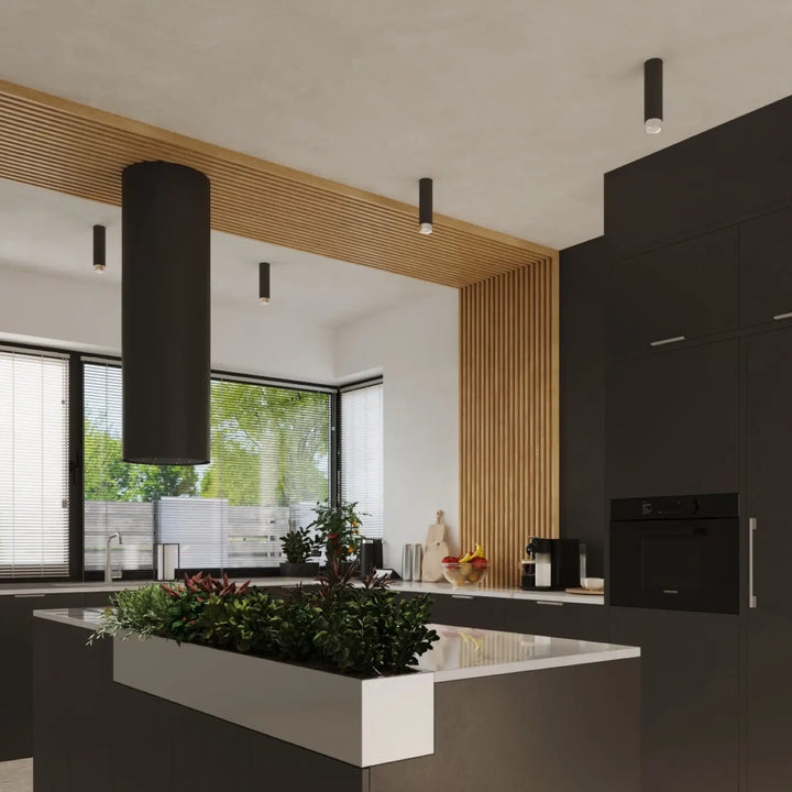 Luminaire plafonnier nero 12,5 design moderne noir chrome avec ilot de cuisine blanc et gris foncé et jardinière intégrée
