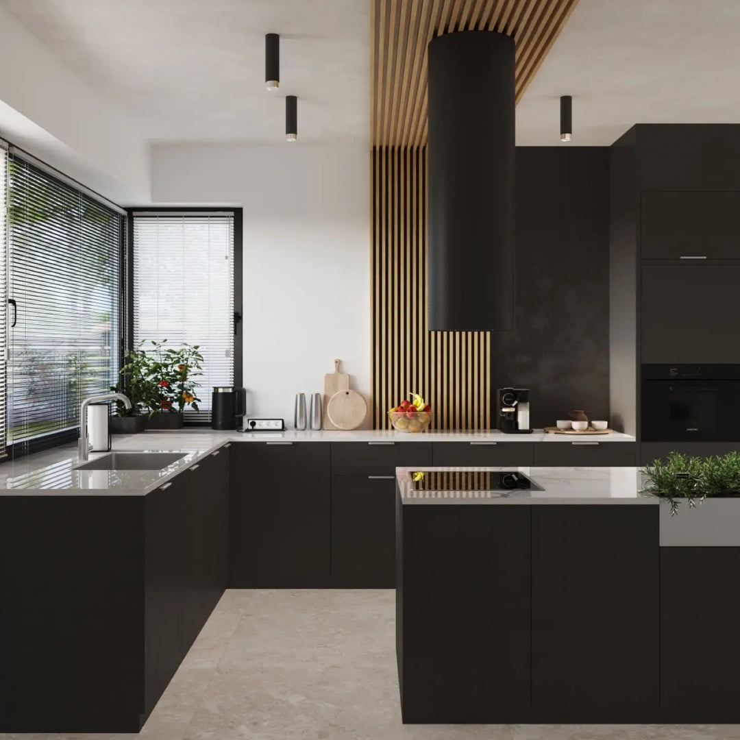 Plafonnier nero 12,5 noir chrom avec design moderne et structure élégante intégrée dans une cuisine noire moderne