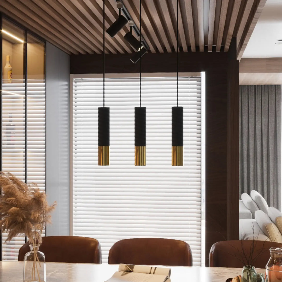 Trois plafonniers loopez noir métalliques brillants avec sections noires mates et accents dorés pour élégance contemporaine