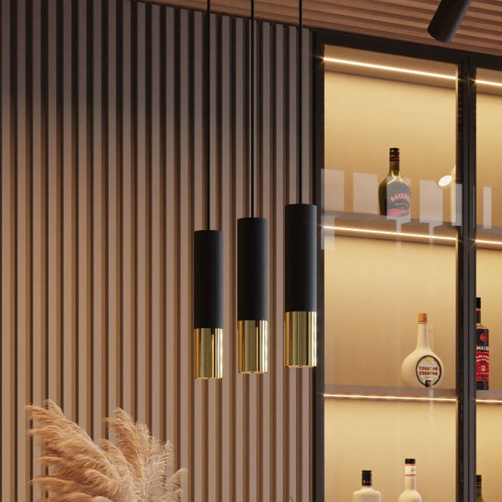 Trois luminaires plafonniers loopez noir cylindriques avec finitions métalliques brillants et base dorée pour l’élégance contemporaine