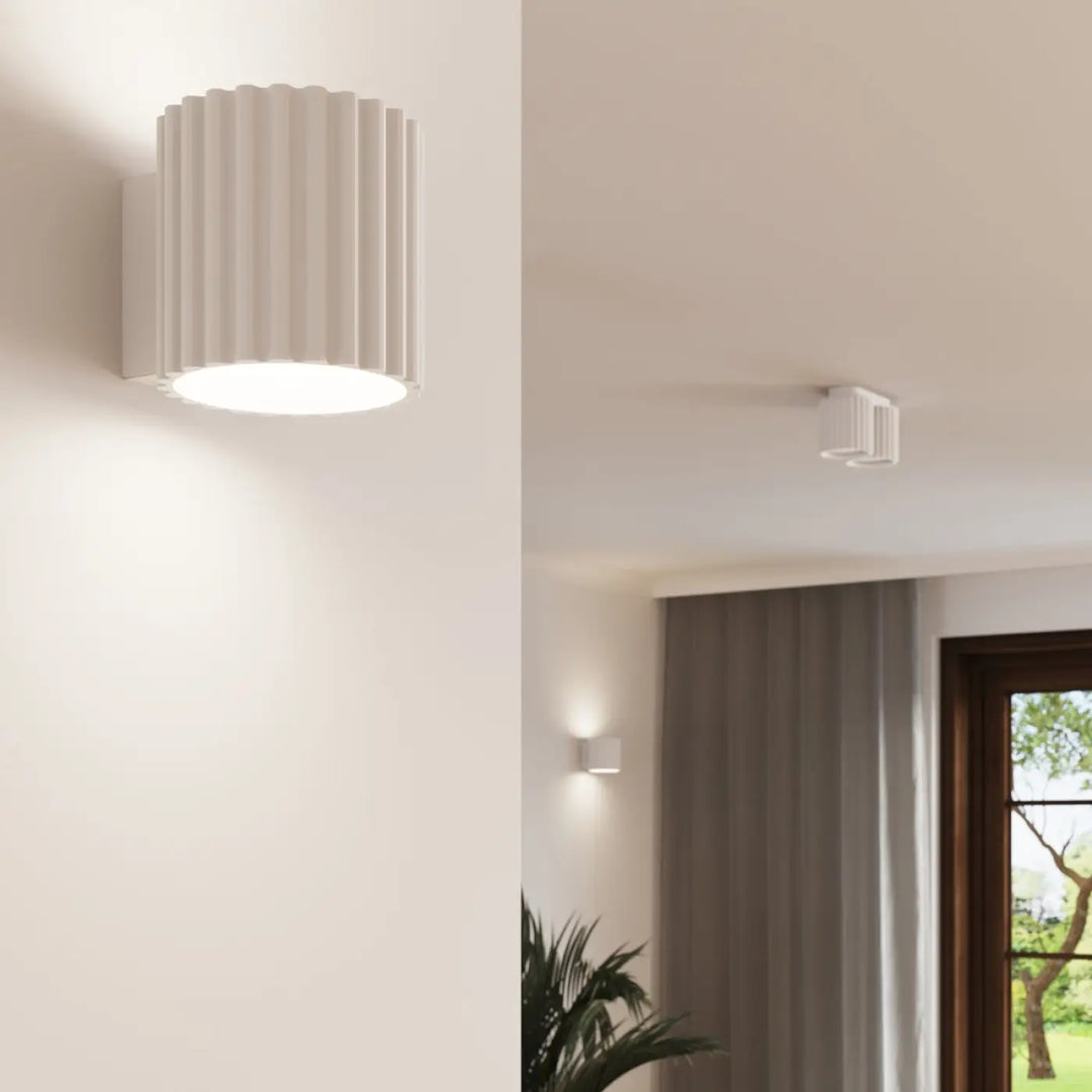 Luminaire plafonnier aura 1 blanc avec forme unique inspirée et lumière douce diffusée par rainures verticales