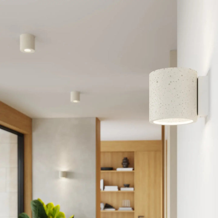Luminaire plafonnier orbis beige en béton moucheté avec forme moderne et accent décoratif unique mural cylindrique