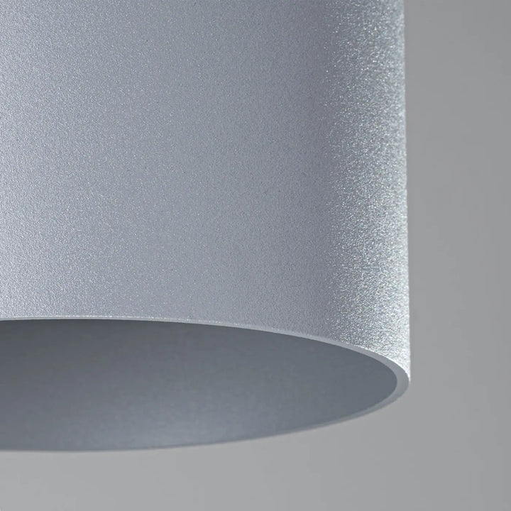 Luminaire plafonnier mika gris avec abat-jour cylindrique givré argenté en finition mate texturée pour un plafond mika moderne