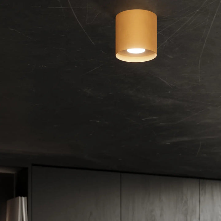 Luminaire plafonnier mika or cylindrique moderne avec finition mate chaude parfait pour plafond mika allie simplicité