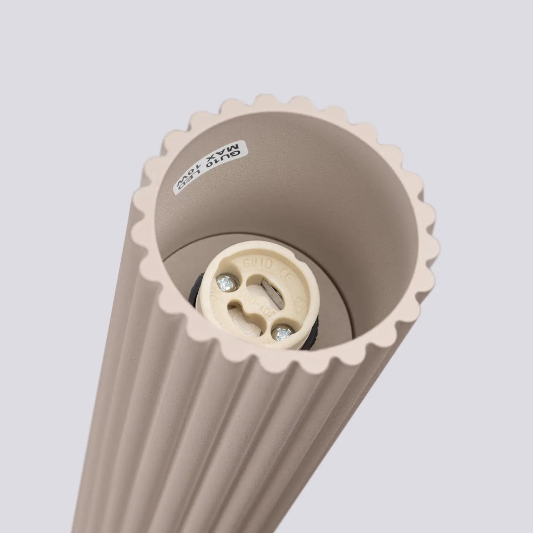 Plafonnier karbon allie design minimaliste avec abat-jour beige côtelé et socle ampoule gu10 interchangeable crème