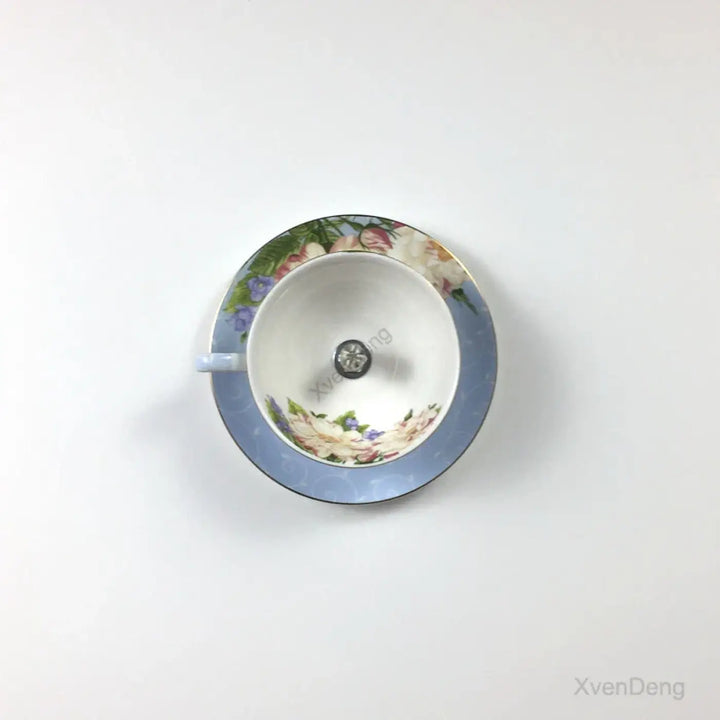 Luminaire plafonnier tasssy avec design ancien en porcelaine bleu pastel et lumière douce aux motifs floraux délicats