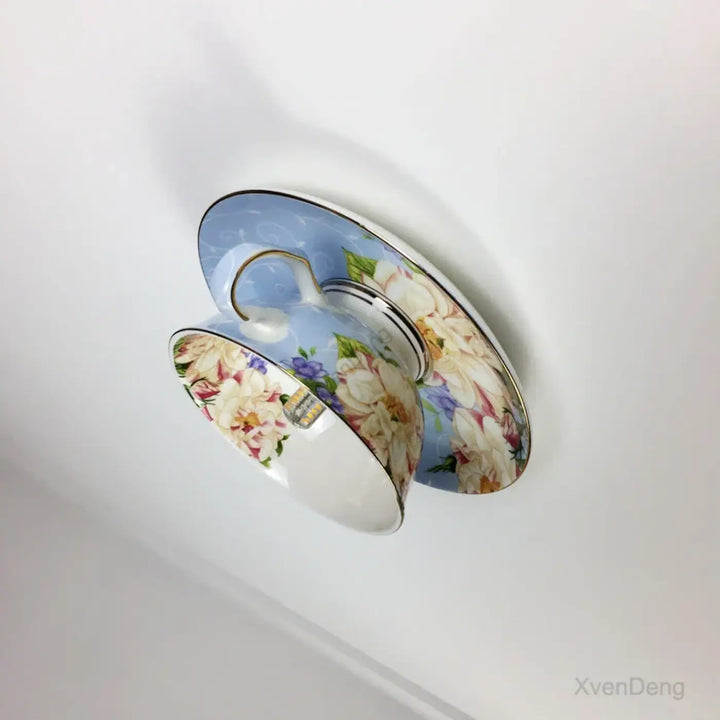 Luminaire plafonnier tassy en porcelaine délicate avec design ancien floral et lumière douce pour décoration élégante