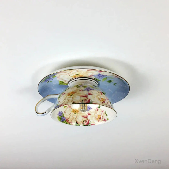Luminaire plafonnier tassy en porcelaine avec motifs floraux doux en blanc, lavande et or pour une lumière douce design ancien