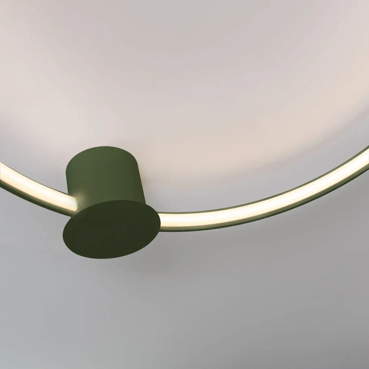 Luminaire plafonnier design moderne collection rio avec une bande led courbée et un corps cylindrique vert olive