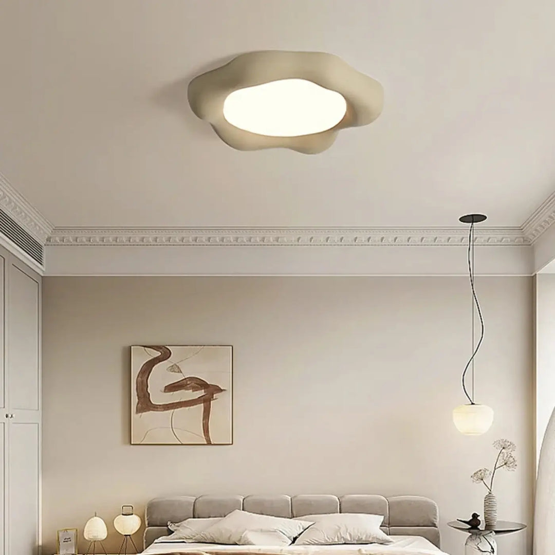 Luminaire plafonnier design asymétrique en forme de nuage off-white avec une lumière douce et apaisante