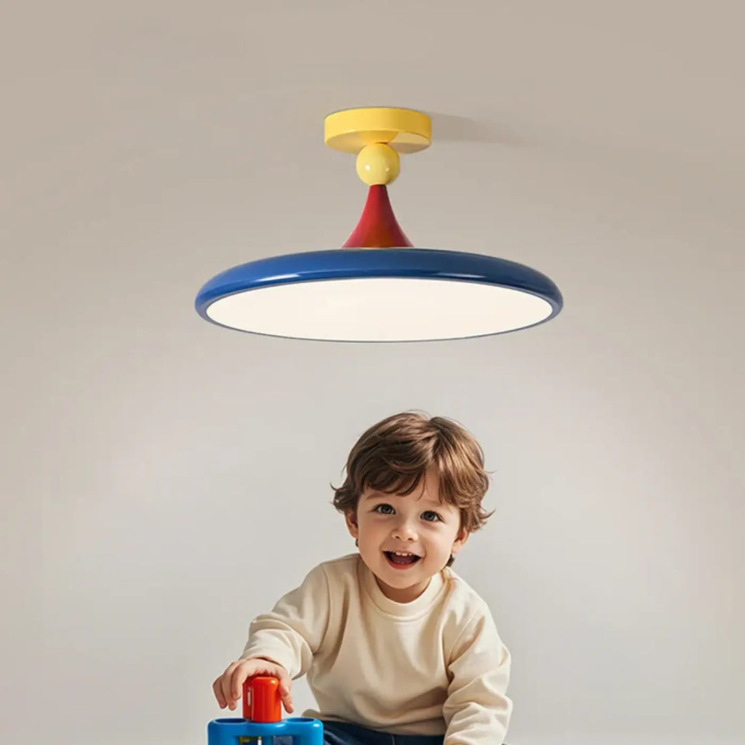 Plafonnier kolora avec abat-jour circulaire bleu et tige conique dégradé rouge jaune pour décoration intérieure design coloré