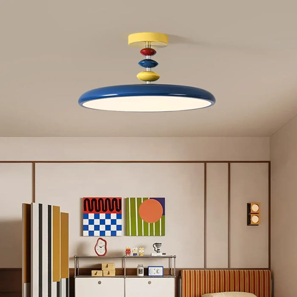 Plafonnier kolora avec base circulaire bleue et disques empilés jaune rouge, luminaire plafonnier design coloré pour décoration intérieure
