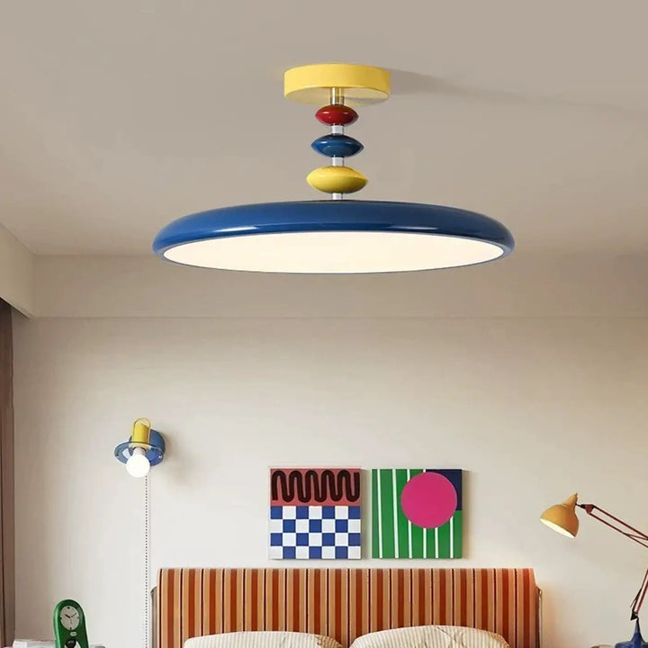 Plafonnier kolora design coloré avec disques empilés bleu jaune et rouge pour décoration intérieure moderne