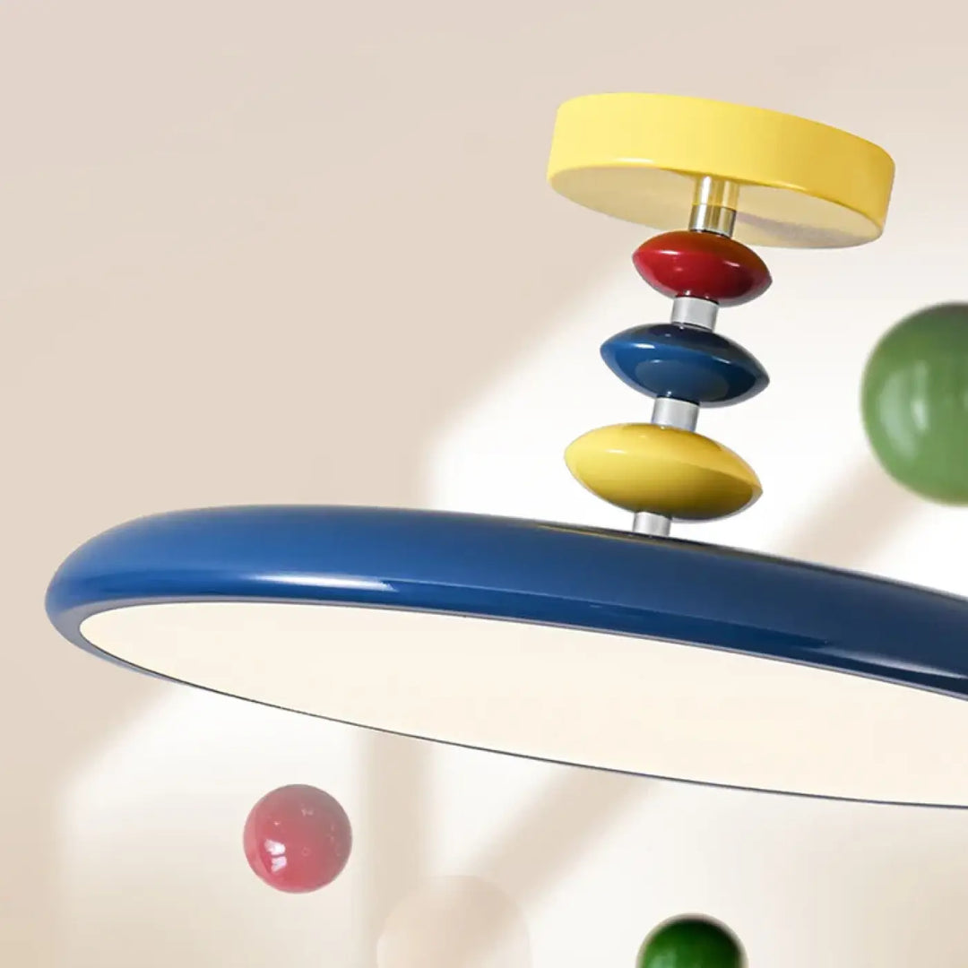 Plafonnier Kolora design coloré avec abat-jour bleu brillant et disques empilés pour décoration intérieure moderne