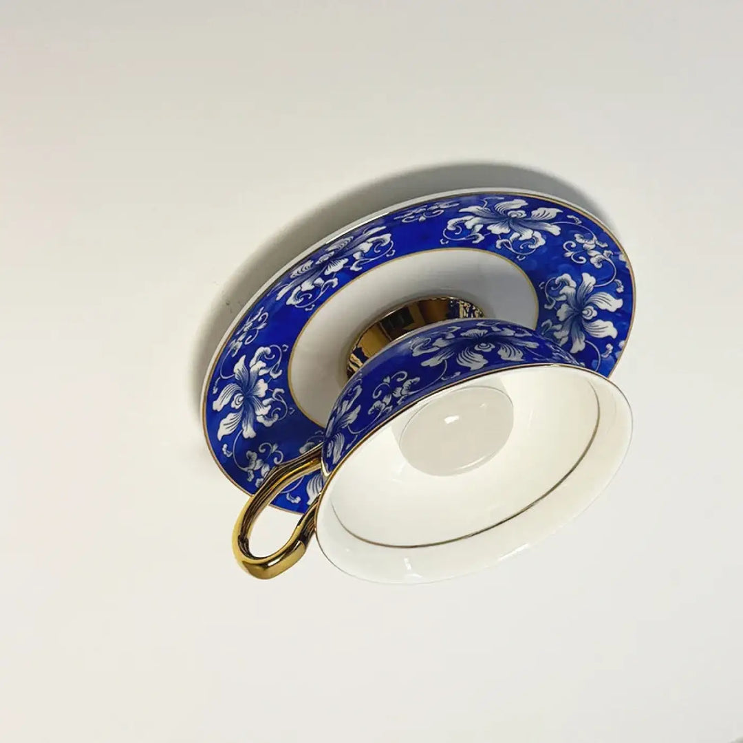 Luminaire plafonnier cafelia avec tasse en porcelaine bleue et blanche ornee de motifs floraux delicats et bordure doree