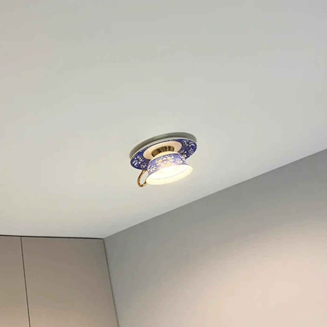 Luminaire plafonnier cafelia en porcelaine bleue et blanche en forme de tasse à thé avec accents métalliques dorés