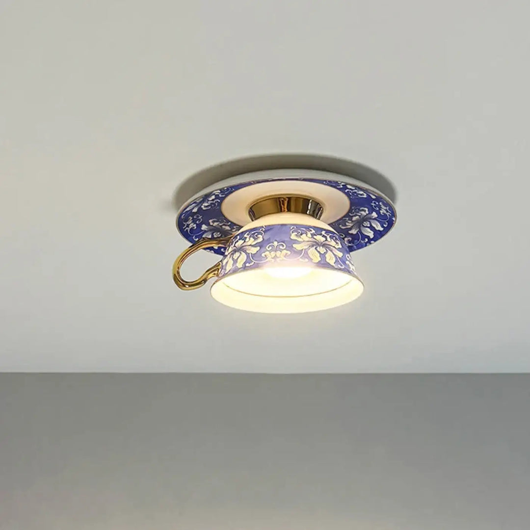 Luminaire plafonnier design en porcelaine bleue et blanche avec accents dorés en forme de tasse à thé cafelia