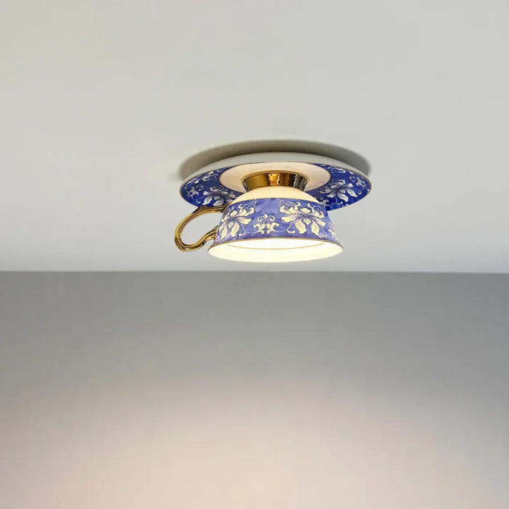 Luminaire plafonnier design en porcelaine bleu et blanc avec accents dorés en forme de tasse à thé cafelia