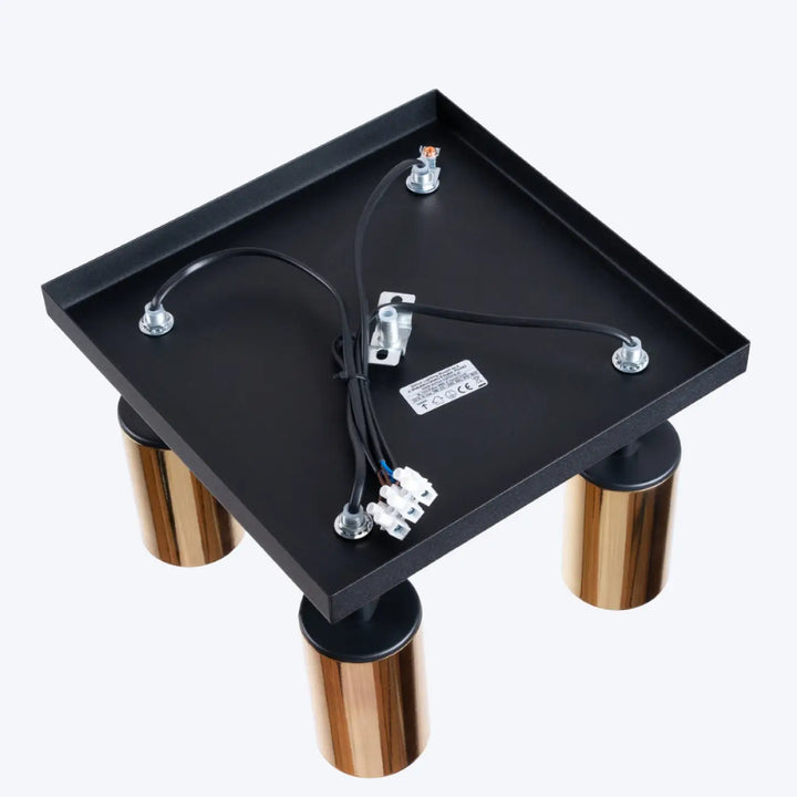 Plafonnier winx noir avec quatre bases cylindriques en cuivre lampe winx allie design moderne et élégance