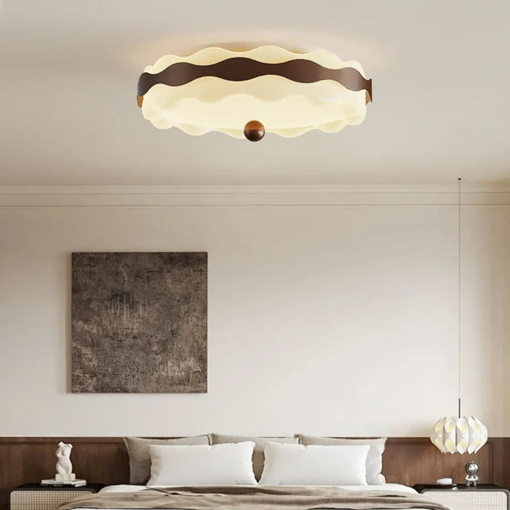 Luminaire plafonnier wavea crème à bords ondulés avec bande marron et sphère en laiton pour décoration intérieure plus qu’un simple éclairage