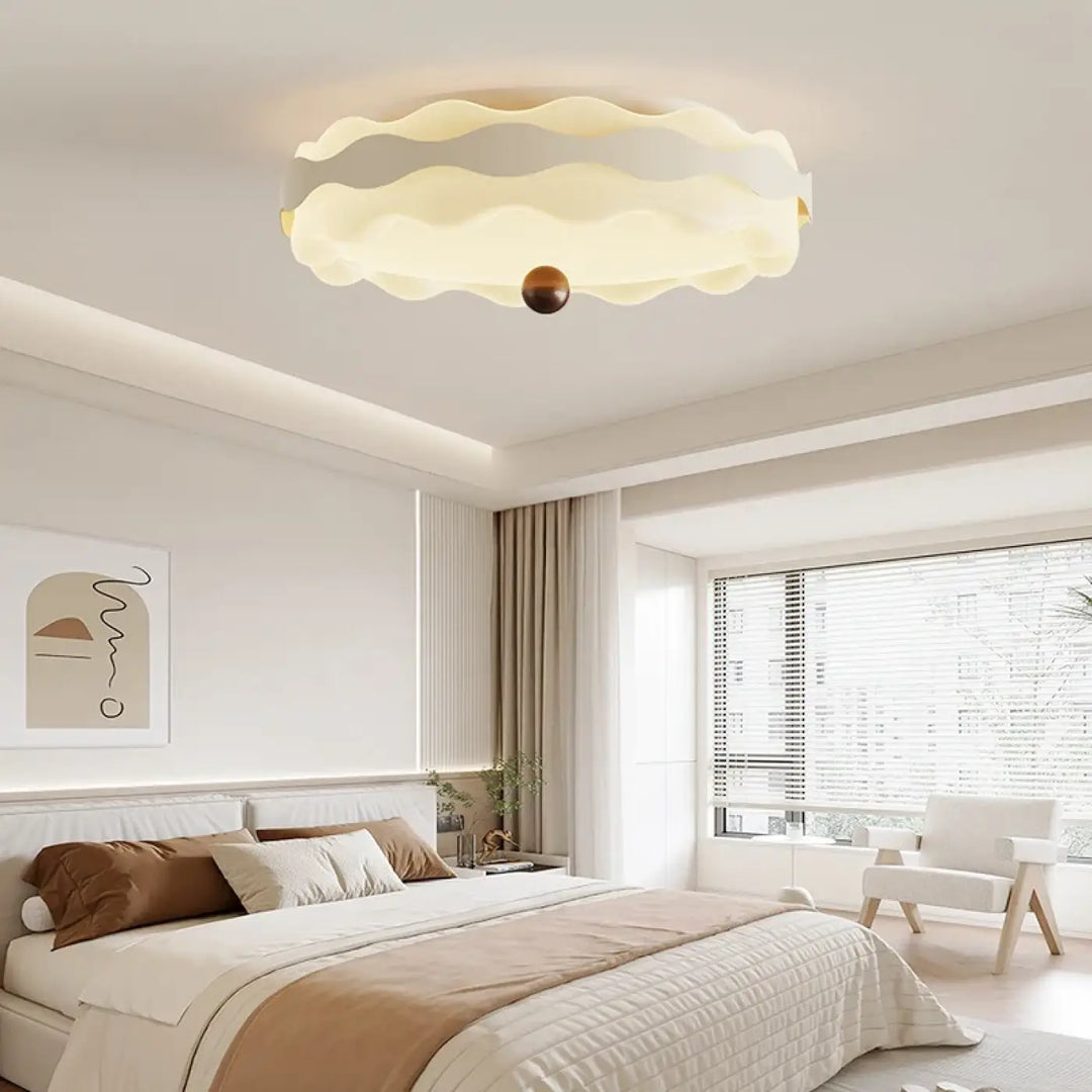 Luminaire plafonnier wavea crème avec design ondulé et sphère bronze central pour décoration intérieure plus qu’un simple éclairage