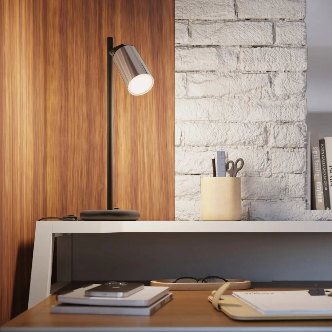 Luminaire plafonnier winx 3p noir avec lampe winx allie minimaliste noir et chrome tête cylindrique émettant une lumière chaude
