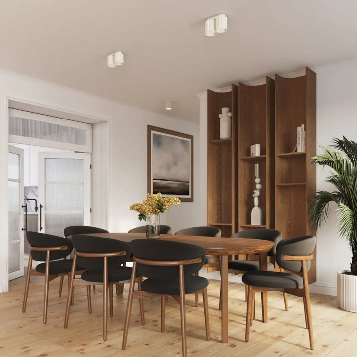 Luminaire plafonnier aura 2 beige avec forme unique inspirée, lumière douce au-dessus d’une table en bois moderne