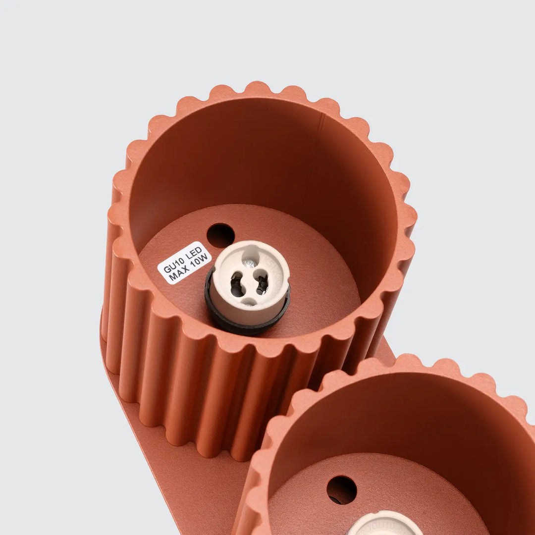 Luminaire plafonnier aura 2 rouge ochra avec base en céramique côtelée terracotta et douille gu10 led forme unique inspirée