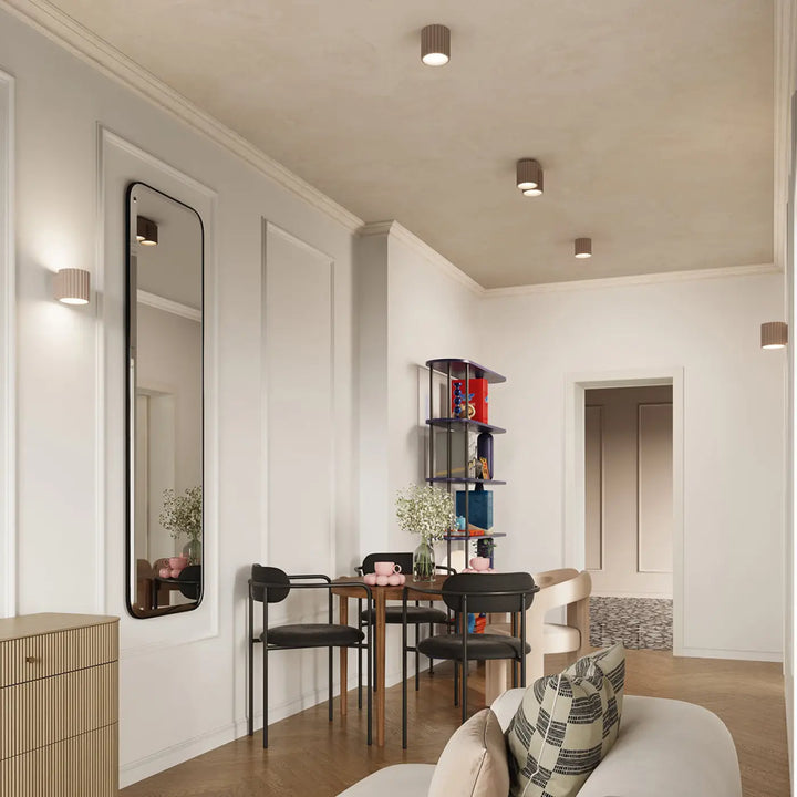 Luminaire plafonnier aura 2 taupe avec miroir long rectangulaire à cadre noir et forme unique inspirée
