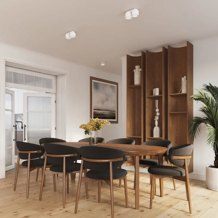 Luminaire plafonnier aura 2 blanc avec forme unique inspirée et table à manger en bois clair à finition lisse et bords arrondis