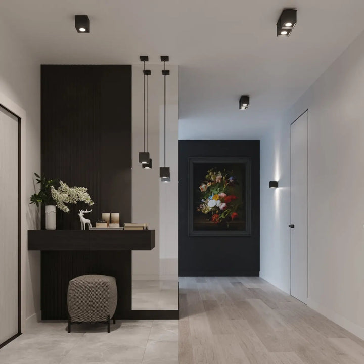 Plafonnier quad noir en bois naturel avec cadre floral montées individuellement sur un mur sombre