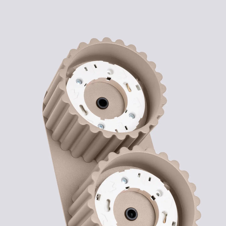 Luminaire plafonnier aura 2 taupe avec forme unique inspirée, courroie en plastique beige et composants circulaires blancs