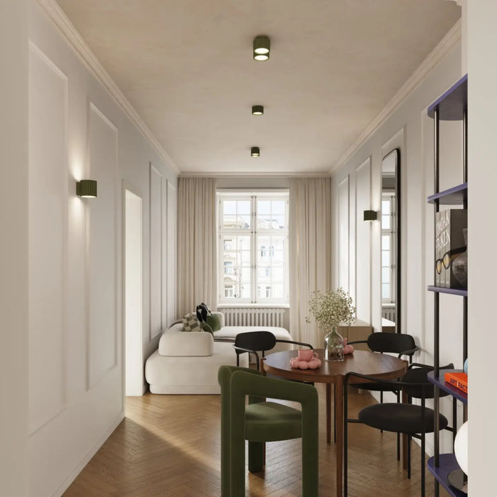 Table à manger ronde en bois avec chaises vert olive en tissu et pieds métal noir forme unique inspirée luminaire plafonnier aura 2
