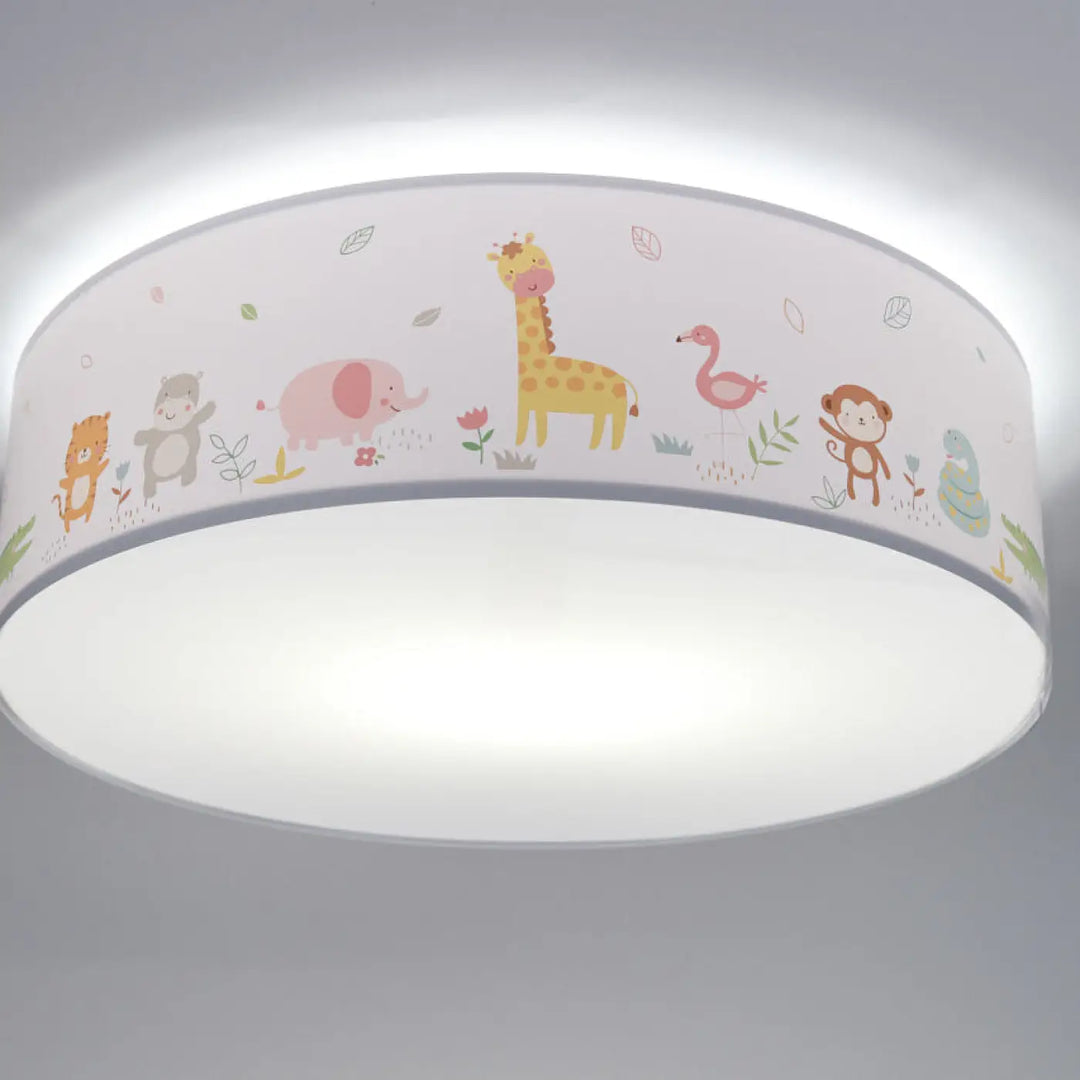 Luminaire plafonnier enfant blanc avec abat-jour translucide orné d’illustrations colorées d’animaux cartoon