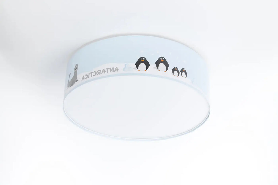Luminaire plafonnier bleu clair avec illustrations de pingouins noirs et texte antarctica, plafonnier enfant design doux