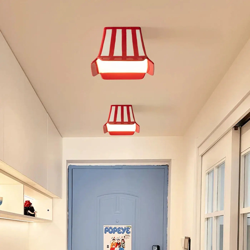 Plafonnier enfant rouge à bandes blanches avec design géométrique moderne pour décoration intérieure élégante
