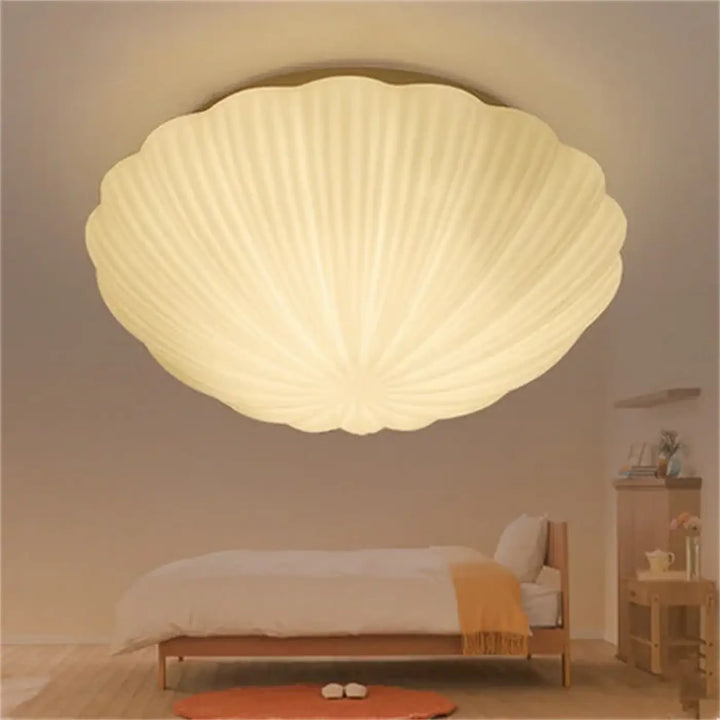 Luminaire plafonnier design concha en forme de coquillage crème avec texture côtelée et lumière douce