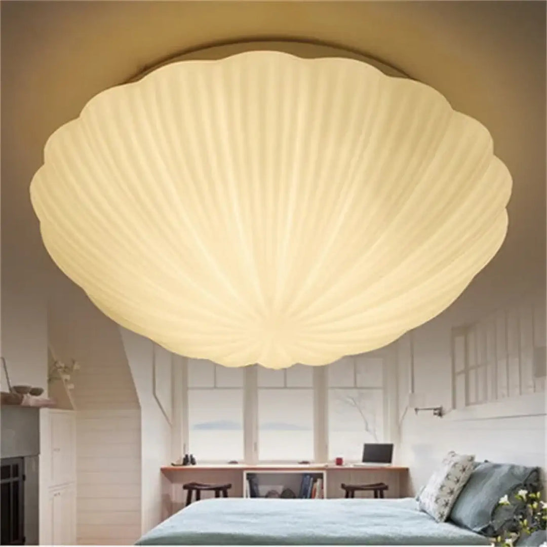 Luminaire plafonnier concha en forme de coquillage crème avec texture côtelée et lumière douce diffusée