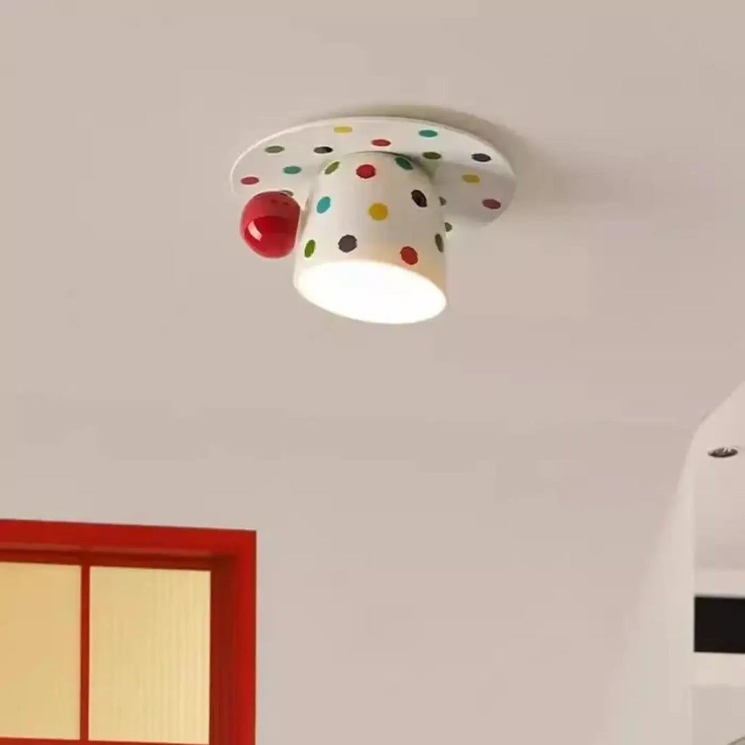 Luminaire plafonnier bodian blanc orné de pois colorés avec accent sphérique rouge tasse à pois donne envie