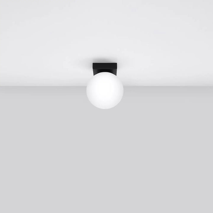 Luminaire plafonnier yoli 1 noir avec globe en verre dépoli et finition mate classe à part et part entière