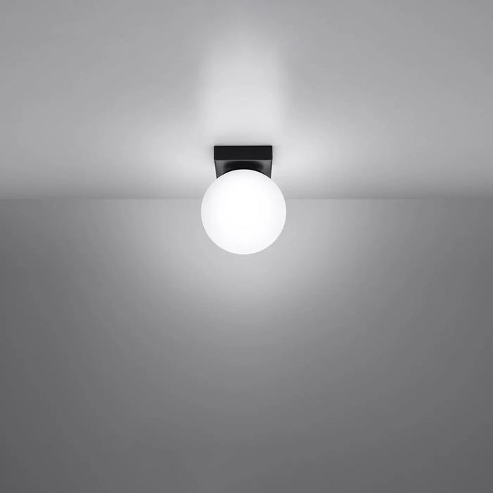 Luminaire plafonnier yoli 1 noir avec globe en verre dépoli sphérique pour un plafon yoli classe à part