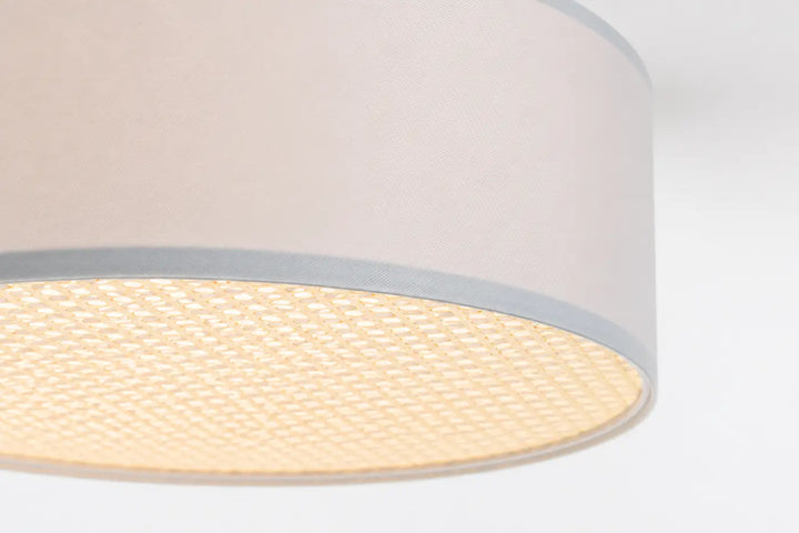 Luminaire plafonnier gris avec abat-jour cylindrique beige à texture tissée subtile et bordure grise fine gris glossy