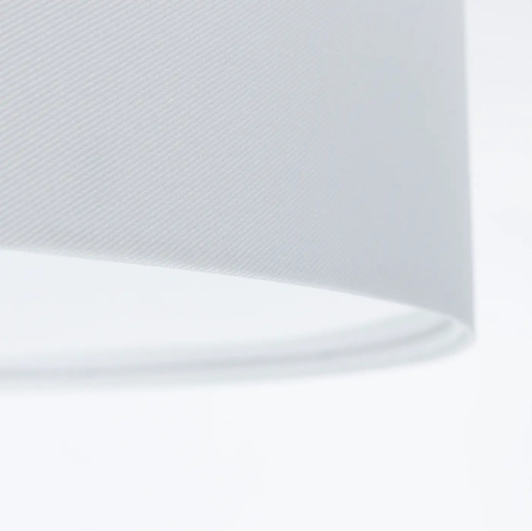 Luminaire plafonnier gris perle avec abat-jour en tissu blanc à tissage subtilement texturé