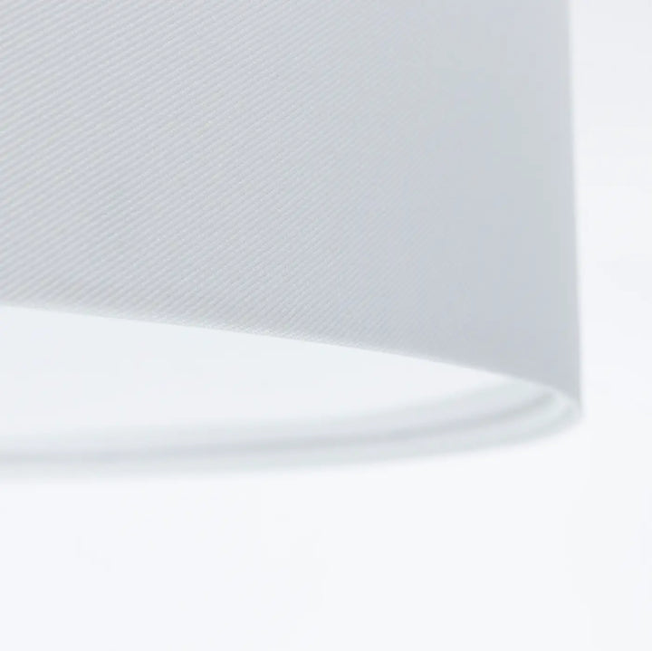 Luminaire plafonnier gris perle avec abat-jour en tissu blanc à tissage subtilement texturé