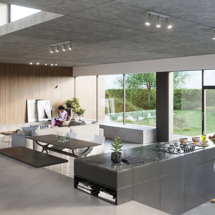 Plafonnier moderne merida gris avec spots diriger précisément au-dessus d’une cuisine moderne avec îlot en marbre noir