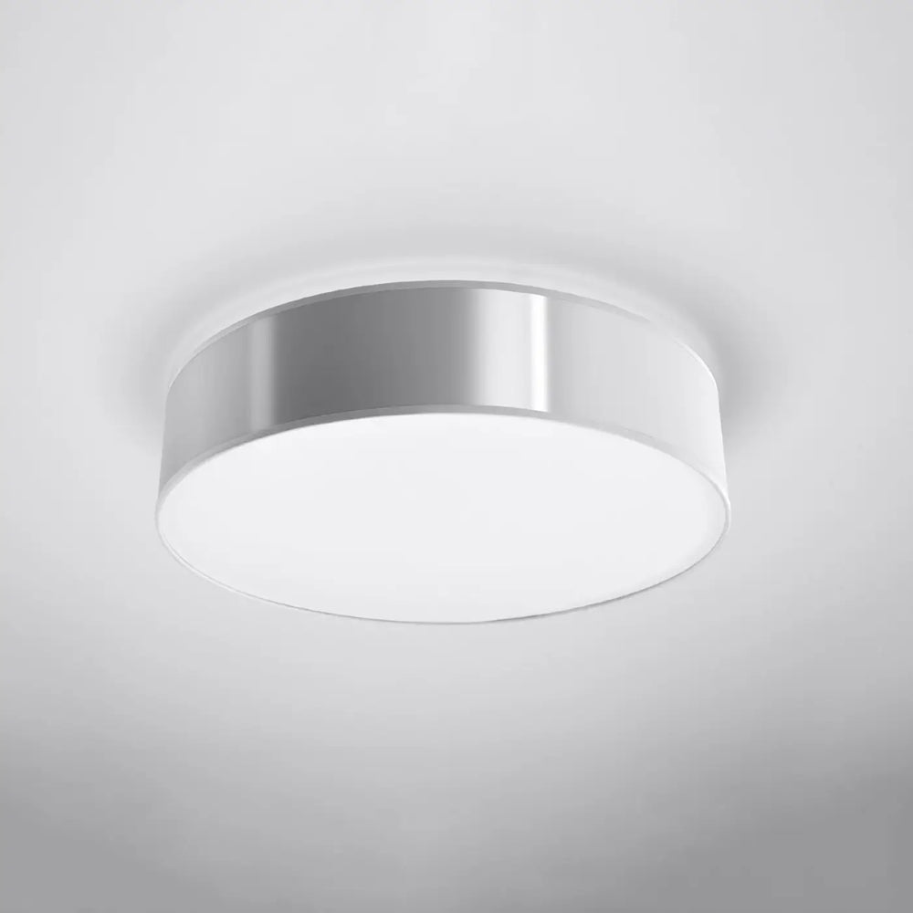 Plafonnier rond arena 55 gris avec cadre métallique argenté et diffuseur blanc pour éclairage polyvalent et forme riche